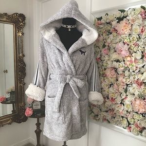 VS PINK Fuzzy Robe 💜 NWOT